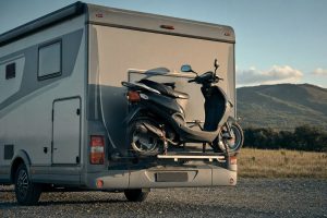 125er-Roller auf dem Heckträger eines Wohnmobils