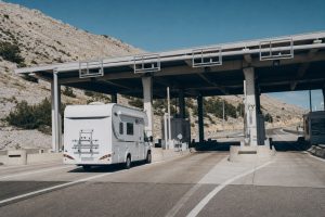 Mautstation an einer kroatischen Autobahn mit einfahrendem Wohnmobil