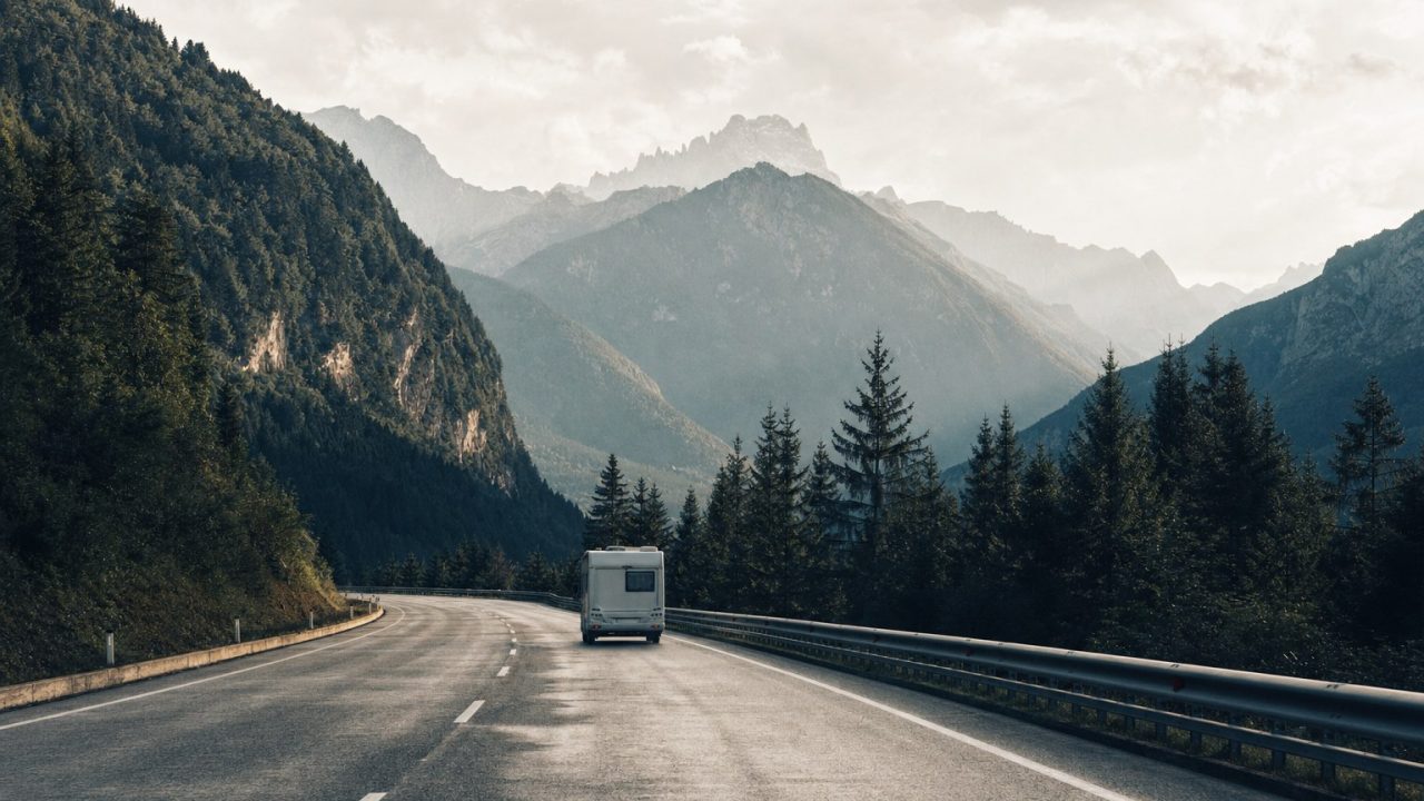 Slowenische Autobahn mit Hinweisschild zur E-Vignette