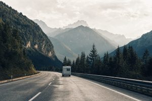 Slowenische Autobahn mit Hinweisschild zur E-Vignette